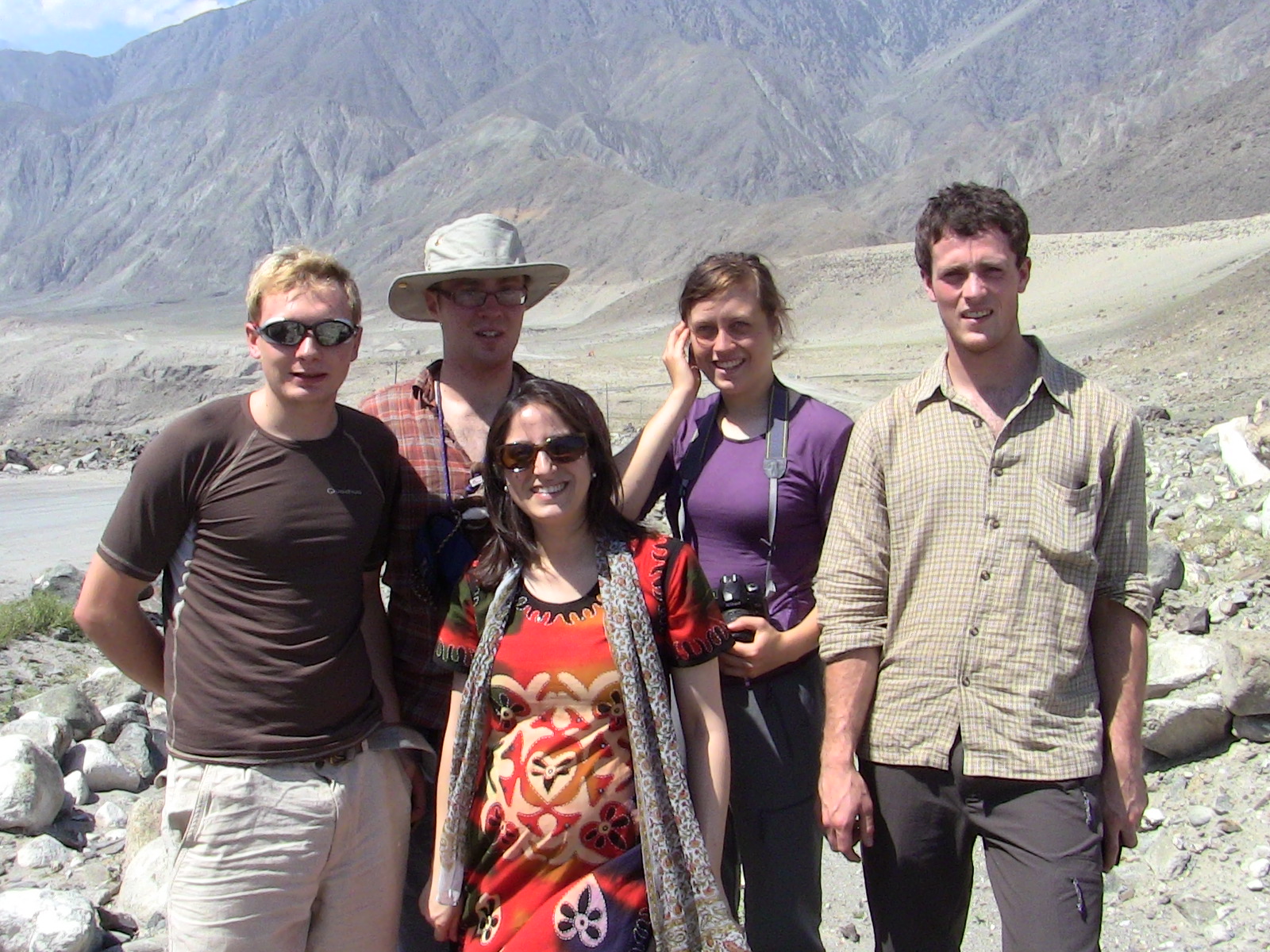 Munshi_fieldtrip_Karakoram Highway_with European hikers